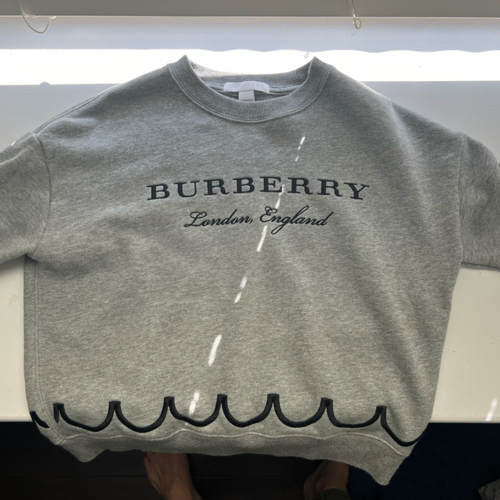 Size 8Y Burberry sweatshirt in excellent condition
